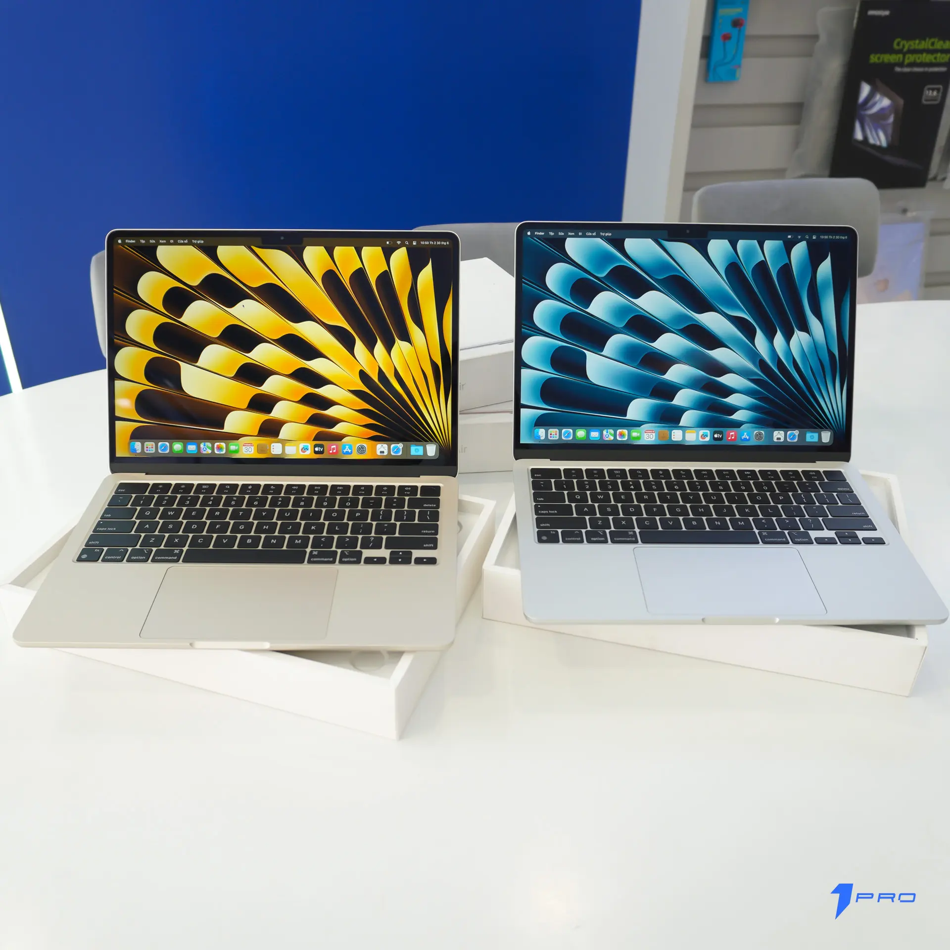 Macbook Air M4 đặt trên bàn làm việc với tài liệu và tai nghe