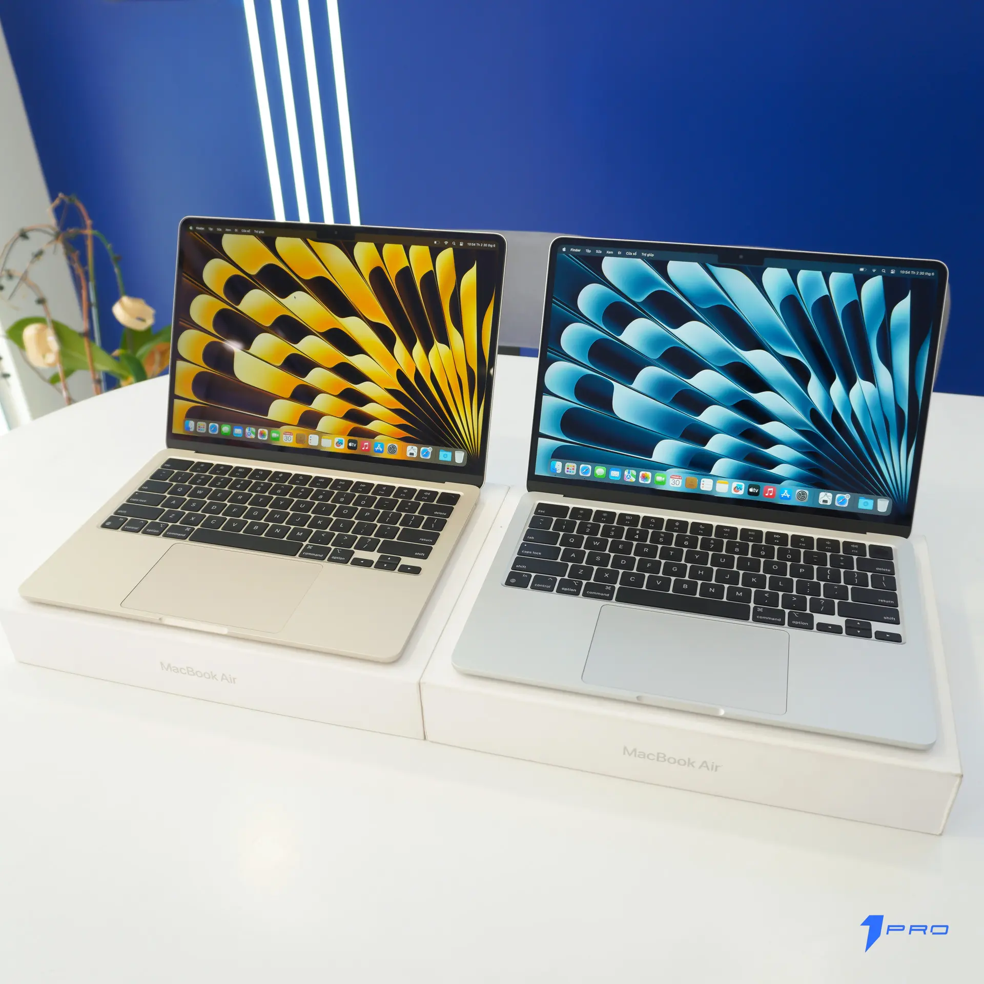 Nhân viên tư vấn cấu hình Macbook Air M4 cho khách hàng