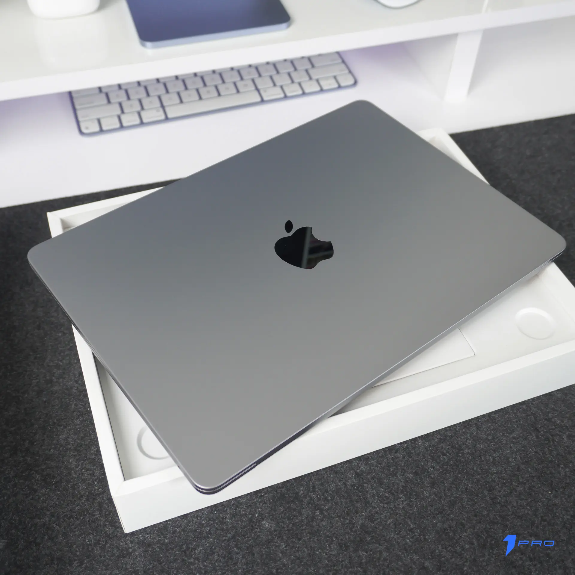 Macbook Air M2 pin lâu cho làm việc di động