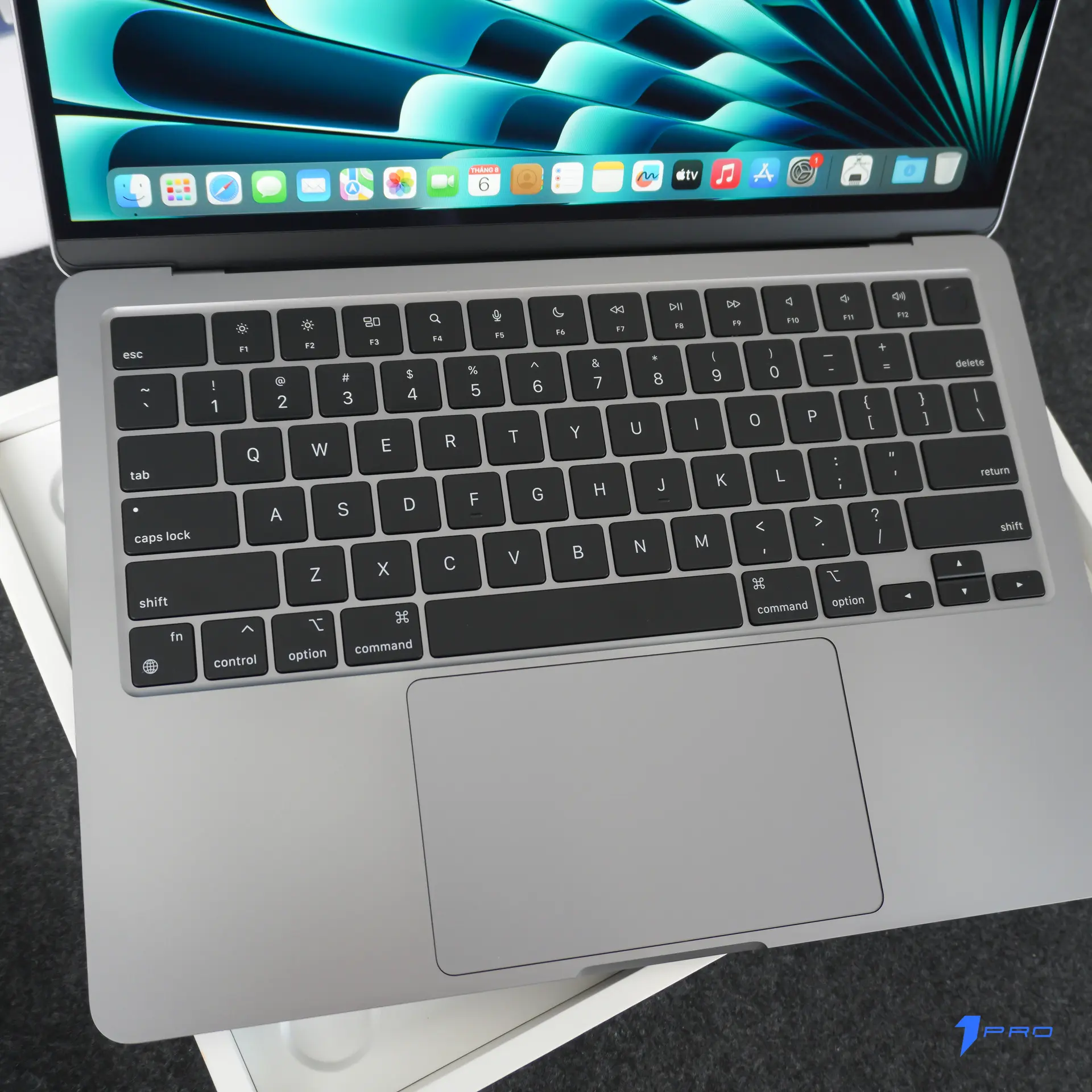Macbook Air M2 trong môi trường làm việc thực tế